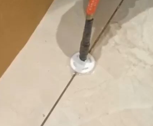 高县瓷砖空鼓维修公司专业解答瓷砖在铺贴过程中，如果没有涂抹均匀到位的粘结材料（如水泥砂浆或瓷砖胶），可能会导致以下问题
